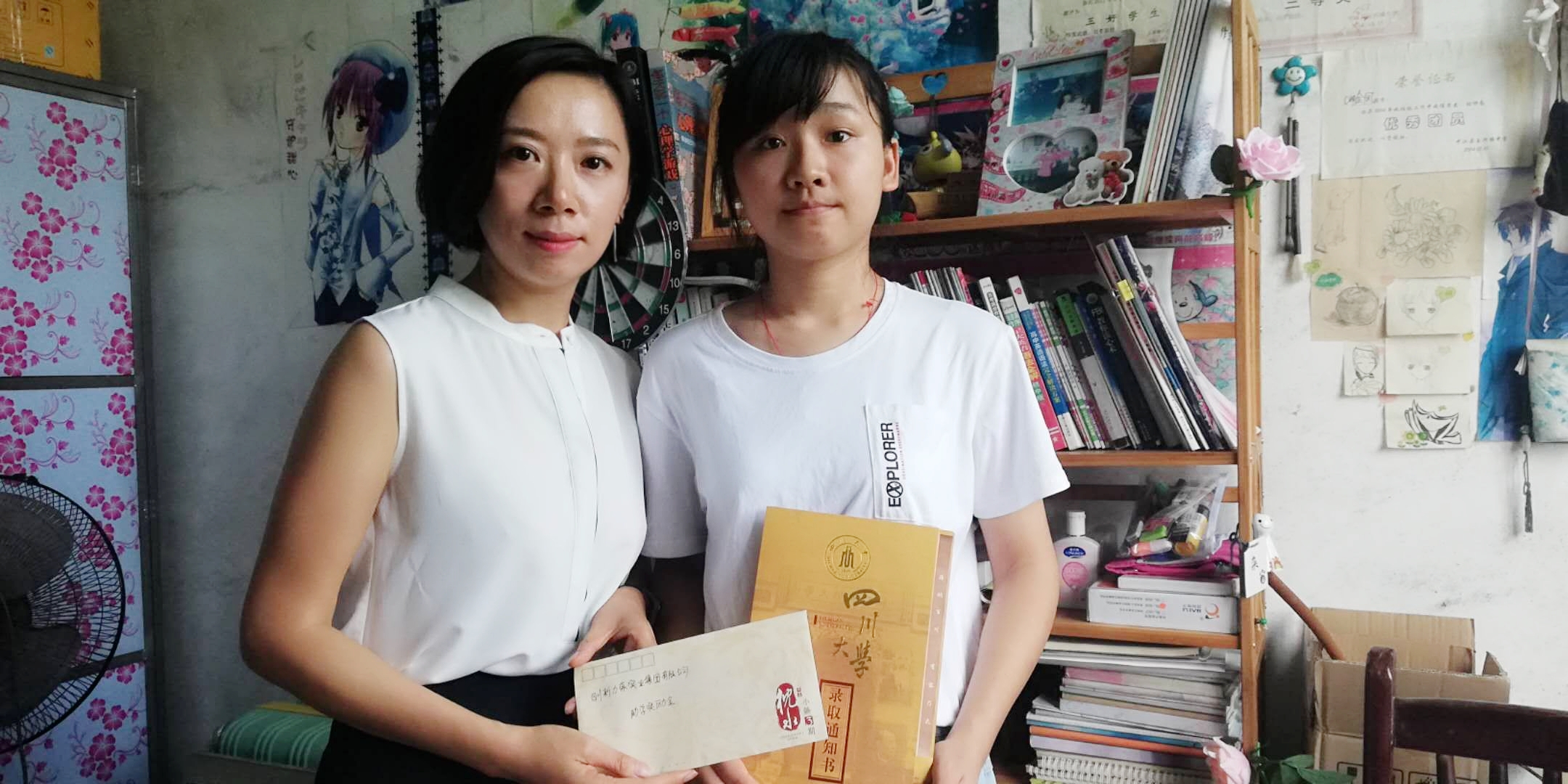 集团公司行政部经理赵燕女士代表公司看望贫困学生并送上救助金